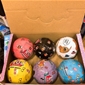 Set 6 Quả LOL Suprise - Fashion Dolls cùng loại với Set 6 Trứng Suprise Công Chúa Disney: <p>MADE IN CHINA</p><p></p><p>+ H&#227;ng SX : ĐCN</p><p></p><p>+ Chất liệu : Nhựa abs an to&#224;n</p><p></p><p>+ SP gồm 6 quả trứng LOL Suprise 6 Kiểu kh&#225;c nhau cực xinh ạ</p><p></p><p></p><p></p><p></p>