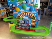 Ray Xe Lửa Thomas (Nhỏ):Ray xe lửa Thomas
Xuất xứ Trung Quốc 
Nhựa ABS an toàn cho trẻ em. 
Sản phẩm dùng pin 2A. Có nhạc cực dễ thương. 
Xe lửa Thoma chạy trên ray, bị hít vào tấm bảng rồi rơi xuống đường ray, cứ thế chạy vòng quanh trên ray. 
Mẫu Thomas có âm thanh tiếng xe lửa. 
Website www.dochoimishop.com
Phone/ Zalo/ Viber : 0908.705.603 - 0938.060.885