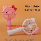 Quạt Pin Sạc Cấm Tay Hello Kitty - Trắng:MADE IN CHINA

Chất liệu : 100% nhựa cứng an toàn

1 màu như hình

SP pin sạc , có tặng kèm USB sạc

Quạt cầm tay gọn , nhẹ , có 3 chế độ mạnh dần , có đèn led

1 bộ sp bao gồm : 1 Quạt - 1 USB 

Lưu ý : SP KHÔNG BẢO HÀNH

