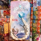 Vương Miện+Quyền Trượng+Bao Tay+Tóc Elsa:
MADE IN CHINA 
+ Hãng SX  : ĐCN
+ Chất liệu : Nhựa + vải 
+ SP có 3 loại : 
Vương miện + tóc 
Vương miện + quyền trượng + tóc
Vương miện + quyền trượng + tóc + bao tay