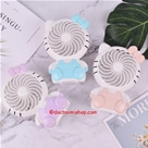 Quạt Hello Kitty Mini 3 Màu:MADE IN CHINA
Chất liệu : nhựa 
Sp có 4 màu chọn lựa : HỒNG - TÍM - XANH - NUDE 
Sp có hộp - pin sạc + usb sạc
Quạt mini cao 15cm ~ có 1 mức mát & đèn