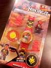 Đồng Hồ Nhựa + Mini Ninjago KAY:MADE IN CHINA 

Giá : 60.000Đ / vĩ 
Gồm : 1 Đồng hộ nhựa điện tử + 1 Mini + dây có thể tháo theo size của trẻ 

 