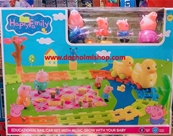 Set Ray Vịt + Gia Đình Heo Peppa:MADE IN CHINA
Chất liệu : nhựa
Sp gồm : Ray Nhựa ( loại to ) + Vịt ( 1 con mẹ + 2 con con ) + Heo Peppa Nhựa + 1 số vật dụng mini
Vịt mẹ có dùng pin để chạt