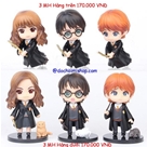 Set 6 Mô Hình Q Harry Potter Ron Hermione: 
MADE IN CHINA
+ Hãng SX : ĐCN
+ Chất  liệu : Nhựa pvc an toàn
+ Sp KHÔNG có hộp , cao 15cm
+++ Sp shop bán Fullset 6 mô hình 280k / Mua set 3 cỡi chổi hoặc set 3 cầm đũa 160k/set +++