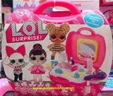Bộ Valy Make Up LOL SUPRISE:MADE IN CHINA
Hãng SX : Bowa
Chất liệu : Nhựa abs 
Sp là 1 valy nhỏ xinh đựng các dụng cụ y khoa cực cute dành cho các bé yêu thích bác sĩ ạ