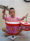 HẾT HÀNG:Màu : Hồng - Đỏ
1 bộ gồm : 1 trống lớn , 2 trống nhỏ , 1 xèng , 2 cây gõ , 3 thanh chống 
Sản phẩm không dùng pin
