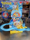 HẾT-----Ray Pikachu (Nhỏ):Ray PIKACHU
Xuất xứ Trung Quốc
Nhựa ABS an toàn cho trẻ em.
Sản phẩm dùng pin 2A. Có nhạc cực dễ thương.
Xe Pikachu chạy trên ray, bị hít vào tấm bảng rồi rơi xuống đường ray, cứ thế chạy vòng quanh trên ray.
Mẫu Pikachu có âm thanh nhạc nghe vui tai và có đèn sáng đủ màu sắc.