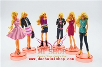 HẾT HÀNG------Bộ 6 Nhân Vật Barbie Girls:- NO BOX ( Không có hộp )

- Chất liệu : Nhựa PVC + ABS an toàn

- Xuất xứ : Trung Quốc

- SP làm nhái theo các mô hình của Mỹ . Giá rẻ . Chất lượng tạm ổn
