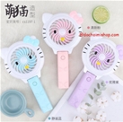 Quạt Mini Cầm Tay Kitty 3 Màu:MADE IN CHINA
Chất liệu : nhựa 
Sp có 3 màu chọn lựa : HỒNG - TÍM - XANH 
Sp có hộp - pin sạc + usb sạc
Quạt mini cao 15cm ~ có 1 mức mát & đèn