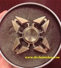 HẾT - Con Quay Spinner - 4 Cánh Nhọn:MADE IN CHINA 
- Full box 
- Chất liệu : hợp kim xi 
- Quay siêu êm ^^