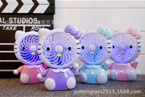 HẾT----Quạy Pin Sạc Cầm Tay Hello Kitty:MADE IN CHINA
Chất liệu : nhựa 
Sp có 4 màu chọn lựa : HỒNG - TÍM - XANH - NUDE 
Sp có hộp - Tặng kèm pin sạc + usb sạc
Quạt mini cao 15cm ~ có 2 mức độ mát